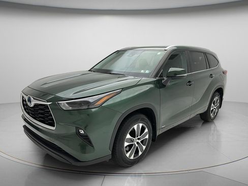 Used 2024 Toyota Highlander XLE AWD/4WD image 3