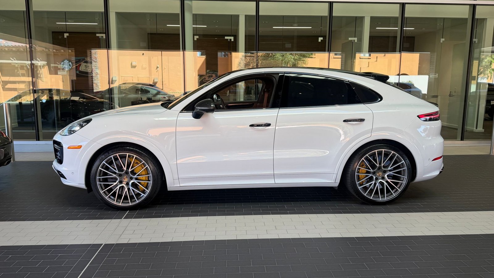 Certified 2022 Porsche Cayenne Turbo AWD/4WD image 2