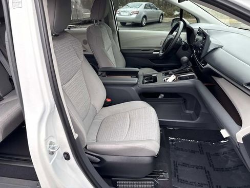 Used 2023 Toyota Sienna LE image 9