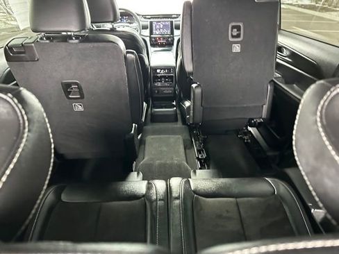 Used 2023 Jeep Grand Cherokee L Laredo image 14