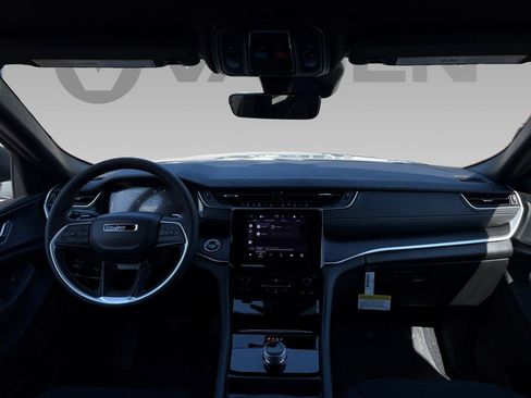 New 2025 Jeep Grand Cherokee Laredo image 3