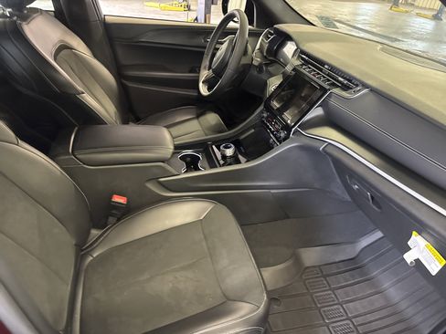 Used 2025 Jeep Grand Cherokee Altitude image 14