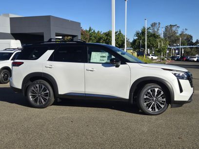 New 2026 Nissan Pathfinder Platinum w/ Cargo Package