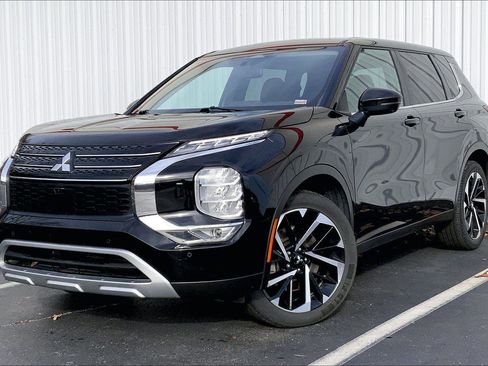 Used 2024 Mitsubishi Outlander SE image 1