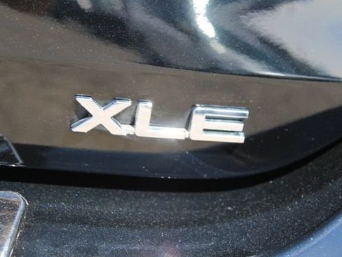 Used 2022 Toyota Highlander XLE AWD/4WD image 7