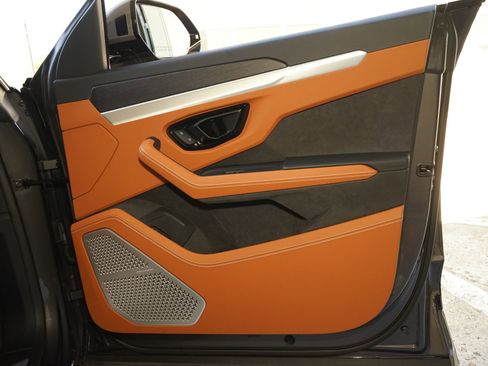 Used 2025 Lamborghini Urus SE image 29