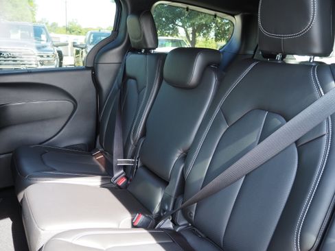 New 2025 Chrysler Pacifica Select w/ Uconnect Theater Family Group image 18