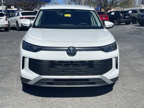 Used 2025 Volkswagen Tiguan SE image 3