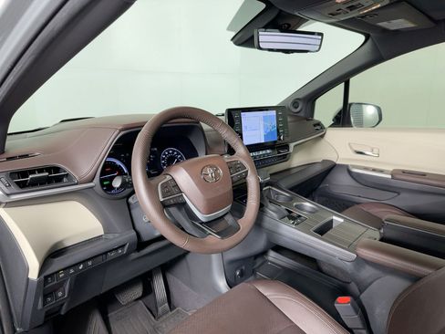 Used 2023 Toyota Sienna Platinum image 3