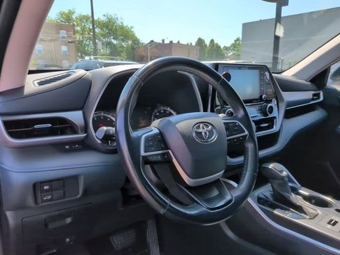 Used 2022 Toyota Highlander XLE AWD/4WD image 29
