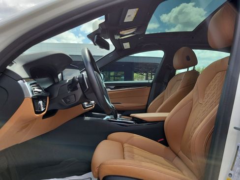 Used 2022 BMW 530i w/ Convenience Package RWD image 2