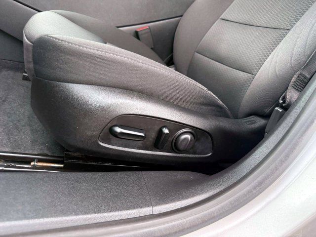 Used 2020 Chevrolet Malibu LT FWD image 19