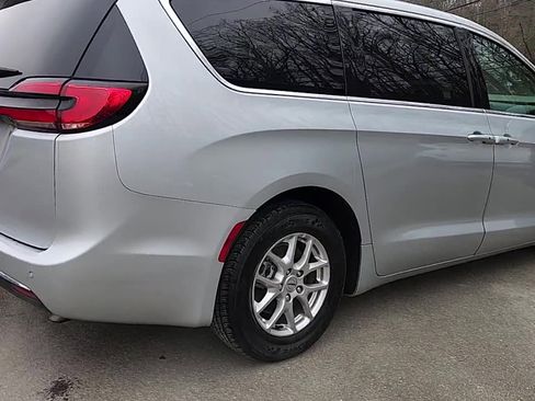 Used 2024 Chrysler Pacifica Touring-L image 8
