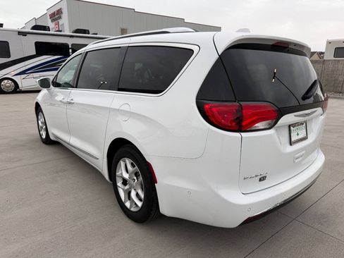 Used 2020 Chrysler Pacifica Touring-L FWD image 5