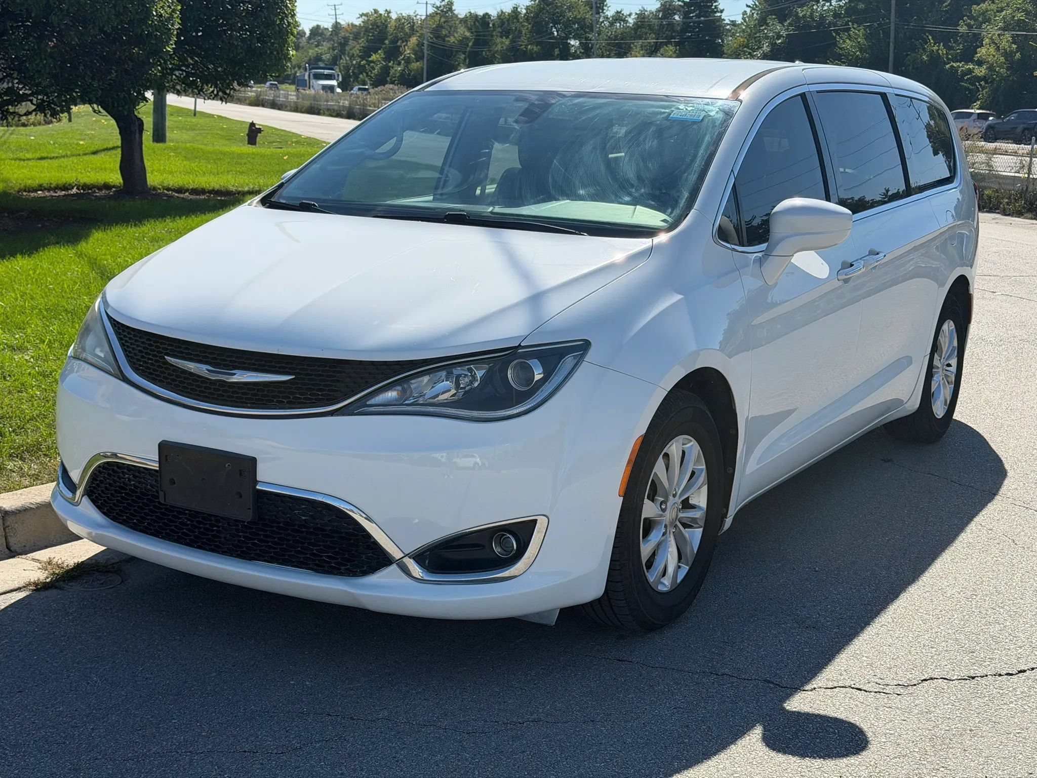 Used 2018 Chrysler Pacifica Touring Plus FWD image 1