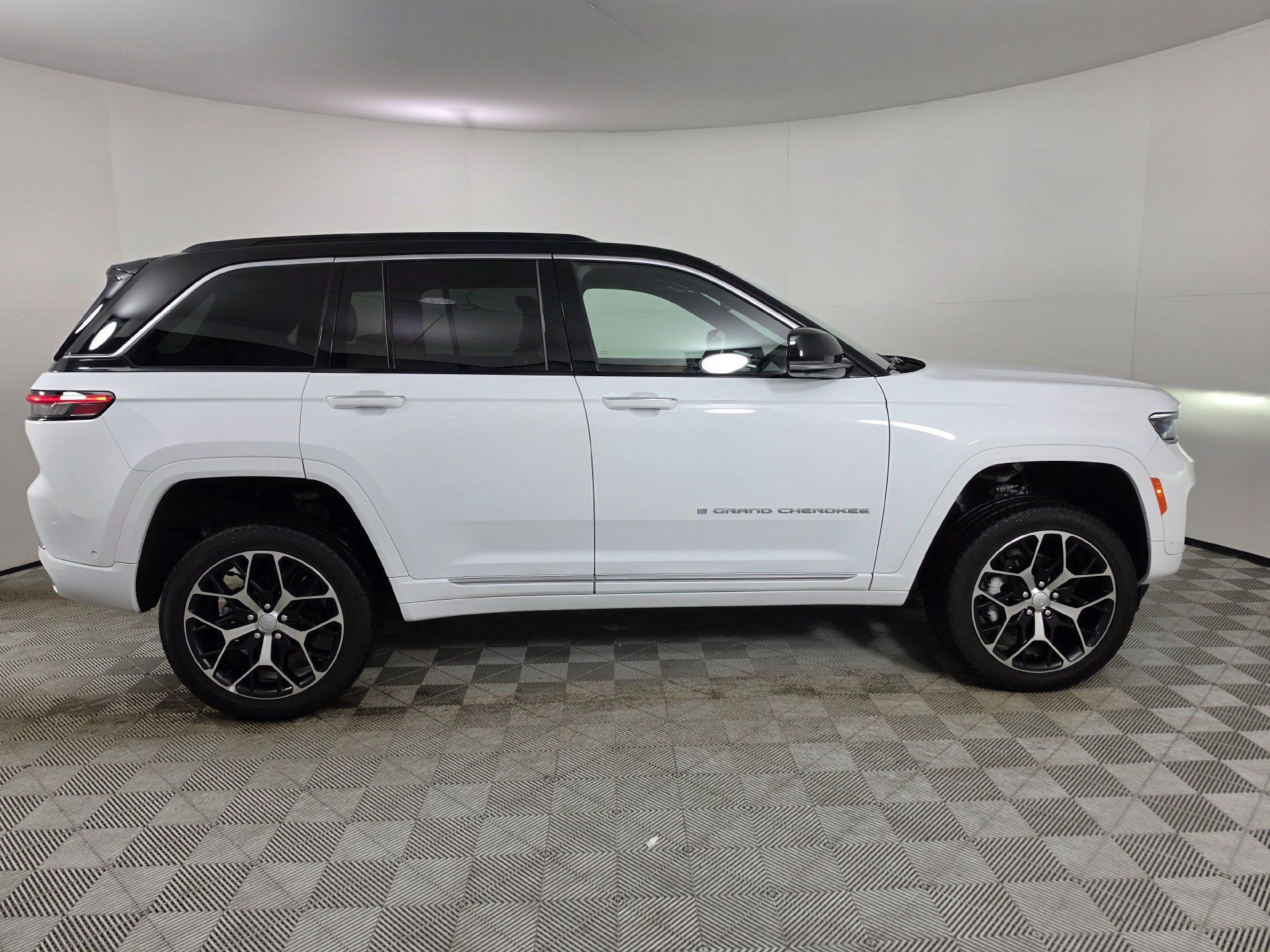 Used 2024 Jeep Grand Cherokee Summit AWD/4WD image 47
