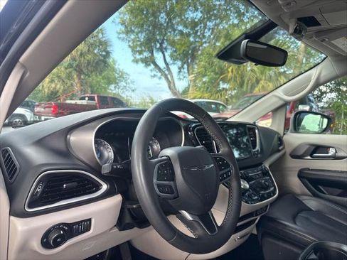 Used 2023 Chrysler Pacifica Touring-L FWD image 11