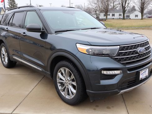 Used 2022 Ford Explorer XLT w/ Equipment Group 202A image 3