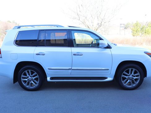 Used 2013 Lexus LX 570 4WD image 16