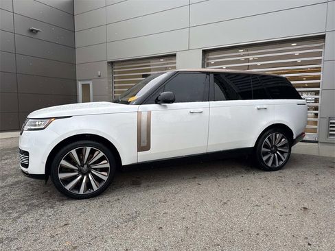Used 2023 Land Rover Range Rover SV image 3