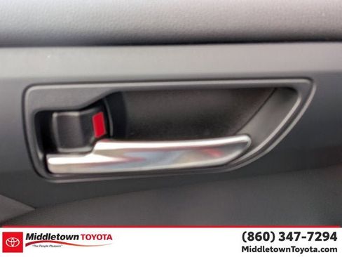 Used 2021 Toyota Highlander XLE AWD/4WD image 12