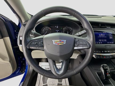 Used 2021 Cadillac XT4 Luxury w/ Cold Weather Package FWD image 13