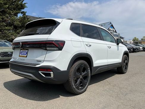 New 2025 Volkswagen Taos SEL image 8