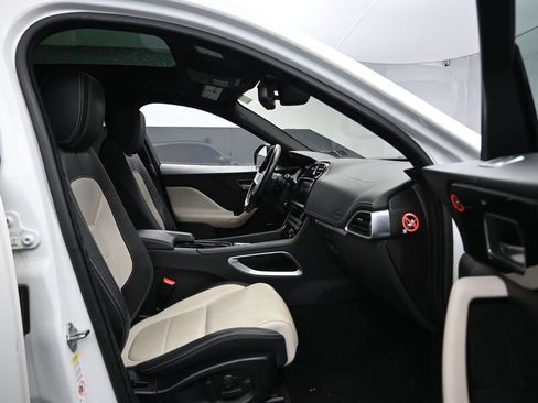 Used 2017 Jaguar F-PACE R-Sport image 31