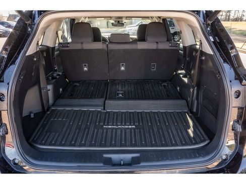 Used 2023 Toyota Highlander LE image 15