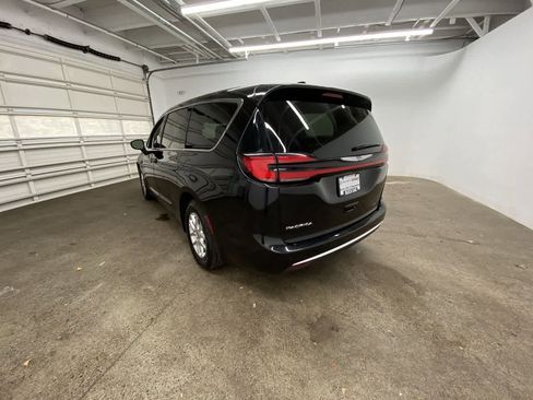 Used 2024 Chrysler Pacifica Touring-L image 4