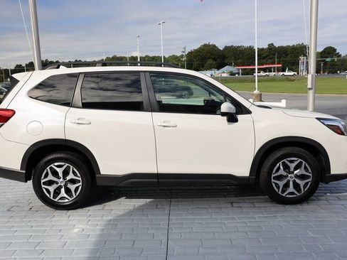 Used 2019 Subaru Forester Premium w/ All-Weather Package image 6