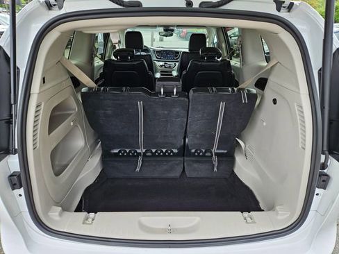 Used 2023 Chrysler Pacifica Touring-L FWD image 13