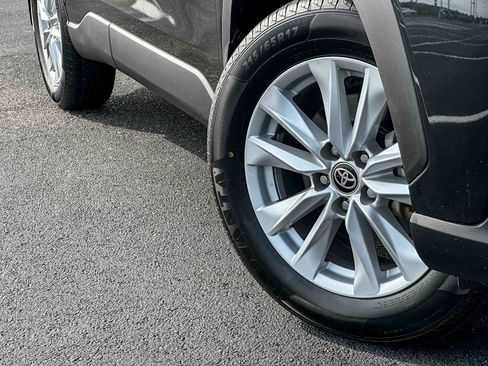 Used 2023 Toyota Corolla Cross LE FWD image 3