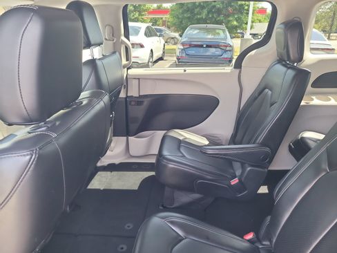 Used 2023 Chrysler Pacifica Touring-L FWD image 22