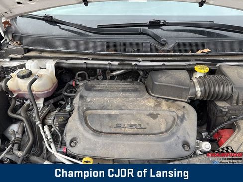 Used 2024 Chrysler Pacifica Touring-L image 9