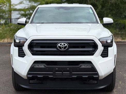 Certified 2025 Toyota Tacoma SR5 AWD/4WD image 8