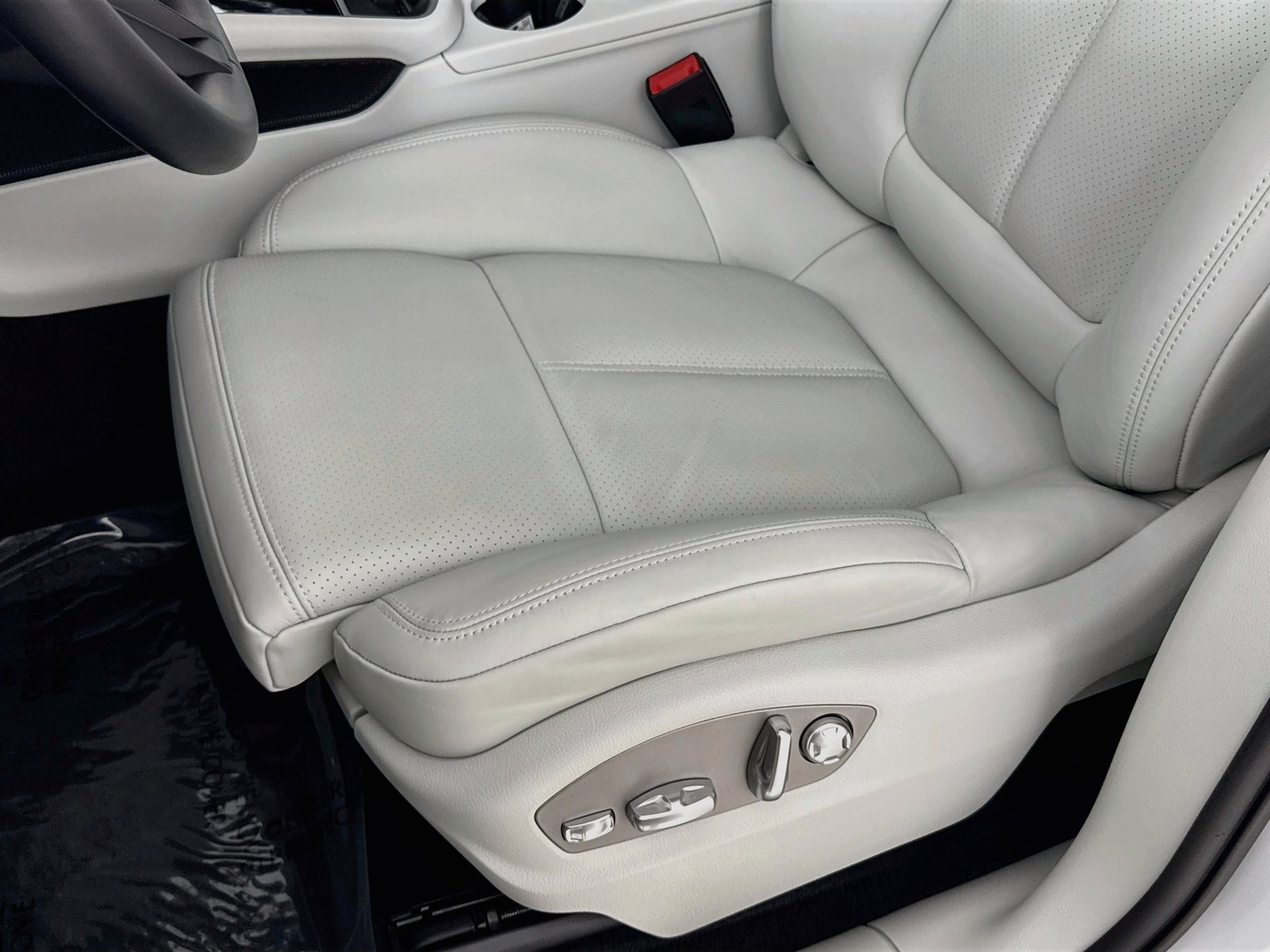 Used 2024 Porsche Macan AWD/4WD image 18