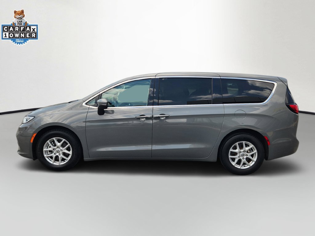 Used 2023 Chrysler Pacifica Touring-L FWD image 4