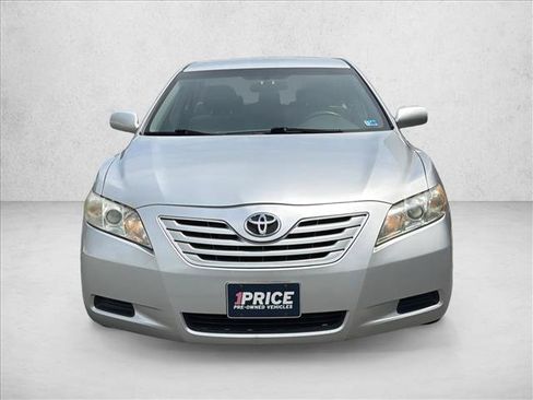 Used 2009 Toyota Camry LE FWD image 2