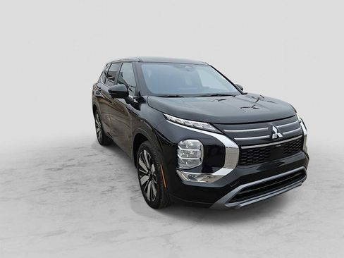 Used 2025 Mitsubishi Outlander SE image 2