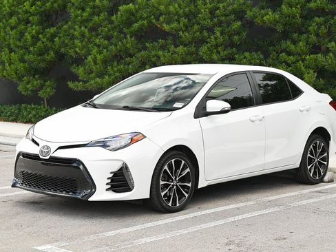 Used 2018 Toyota Corolla SE image 1