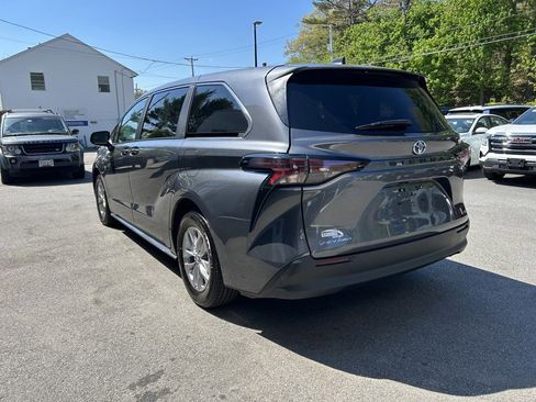Used 2025 Toyota Sienna LE AWD/4WD image 5