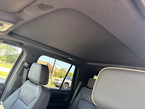 Used 2024 GMC Yukon SLT w/ SLT Premium Package AWD/4WD image 16