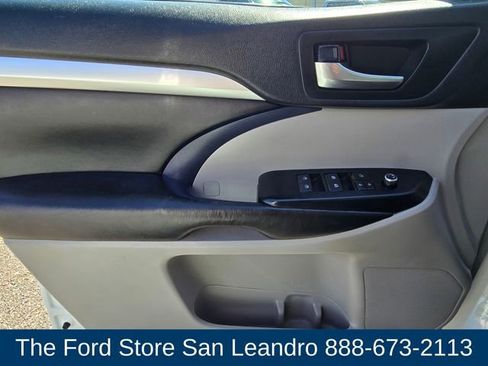Used 2019 Toyota Highlander XLE AWD/4WD image 25