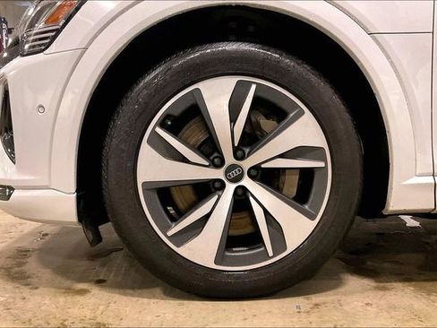 Used 2024 Audi Q8 e-tron Premium Plus w/ Premium Plus Package image 9