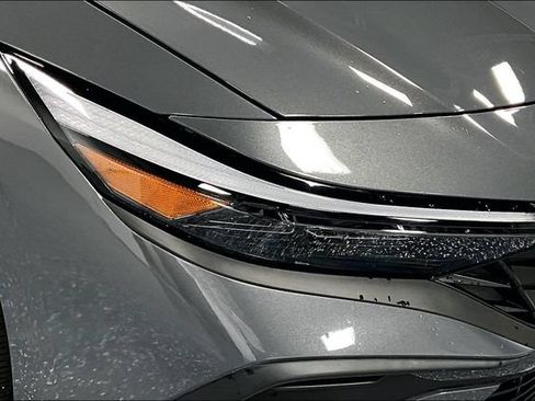 Used 2025 Hyundai Elantra SE FWD image 27