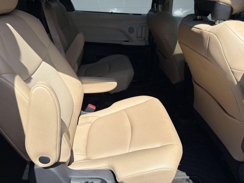 Used 2021 Toyota Sienna XLE FWD image 30
