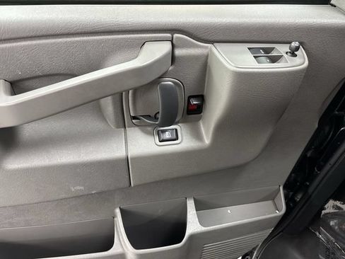 Used 2025 Chevrolet Express 3500 LT w/ LT Preferred Equipment Group RWD image 4