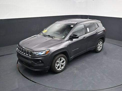Used 2024 Jeep Compass Latitude AWD/4WD image 31