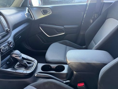 Used 2025 Kia Soul LX w/ LX Technology Package FWD image 39